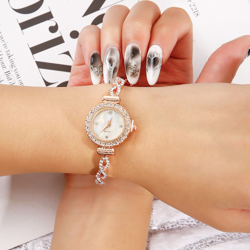 新款时尚镶钻圆形女士手表缠绕学生自由调节手链表女款石英表批发