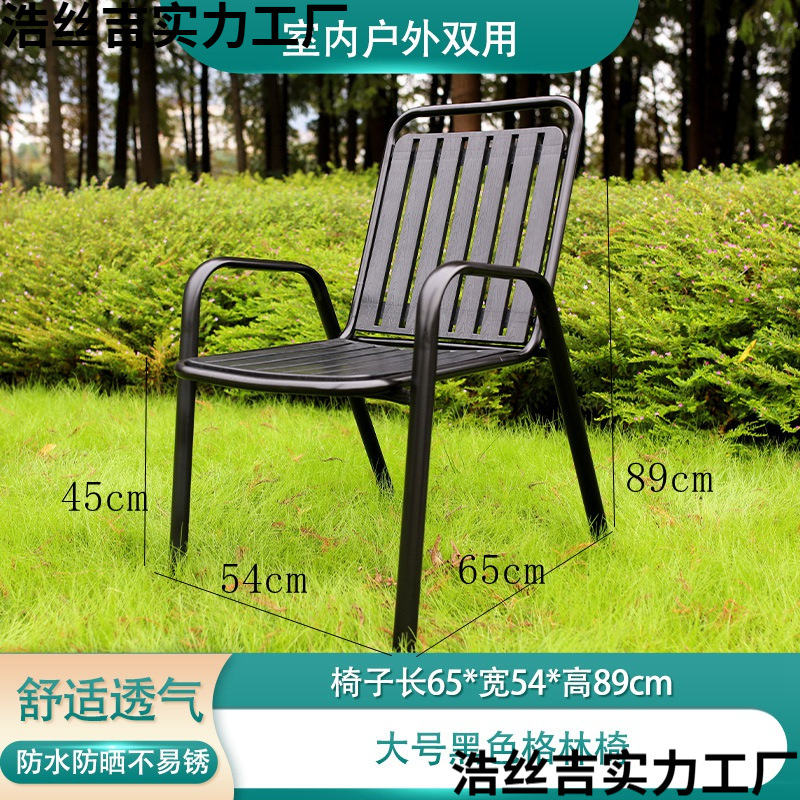 Una silla verde grande negra comienza con dos manos.