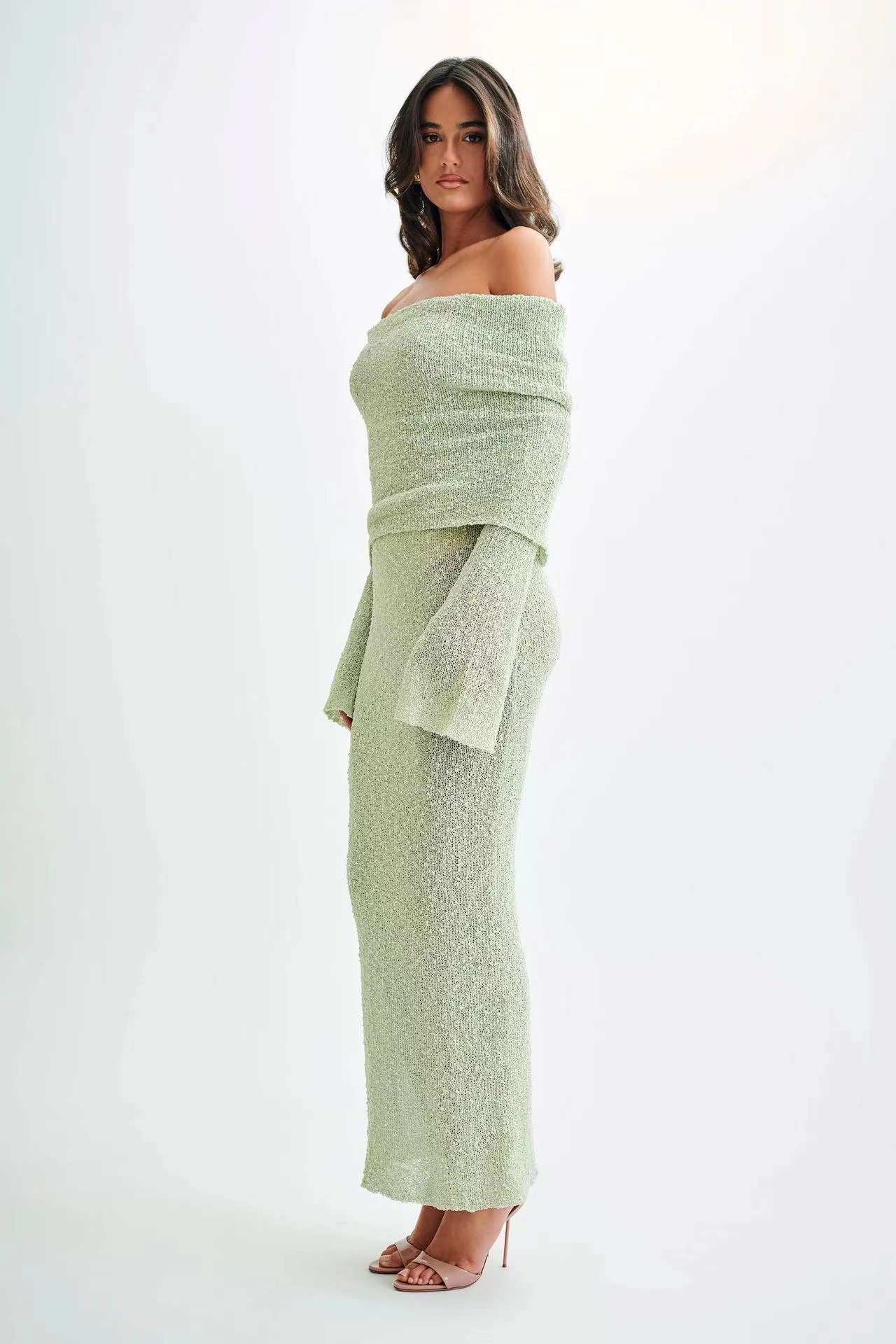 Robe longue à manches longues en maille, épaules dénudées, style français, idéale pour le commerce extérieur transfrontalier (2026)._voghion.com