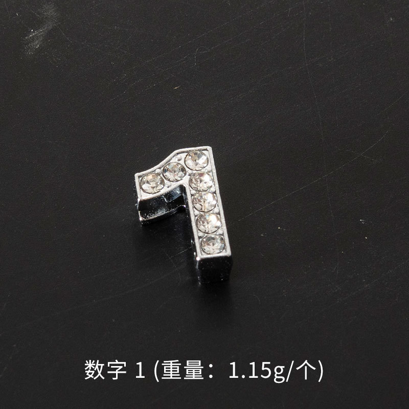 英語のアルファベットの数字の合金のネックレスのペンダントはダイヤモンドのブレスレットのペンダントのアイデアのアクセサリーの手作りのDIY材料を入れます。