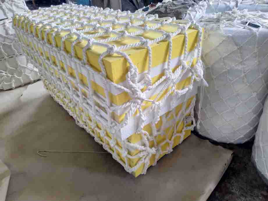 尼龙绳网兜泡沫填充护舷，聚氨酯碰垫防撞设施青岛即墨否是海伦按