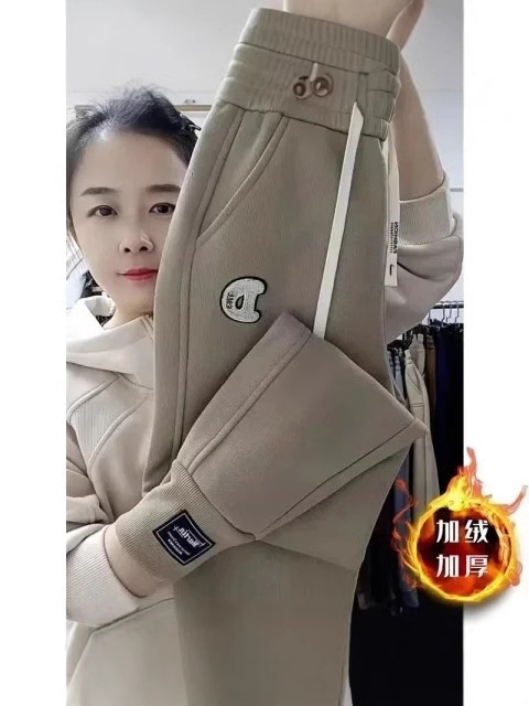 カーキ色のハーレムズボンの女性2024秋冬の大きいサイズのベルベットが厚くて、腰の高い足の運動レジャー保温ズボンを着ている|undefined