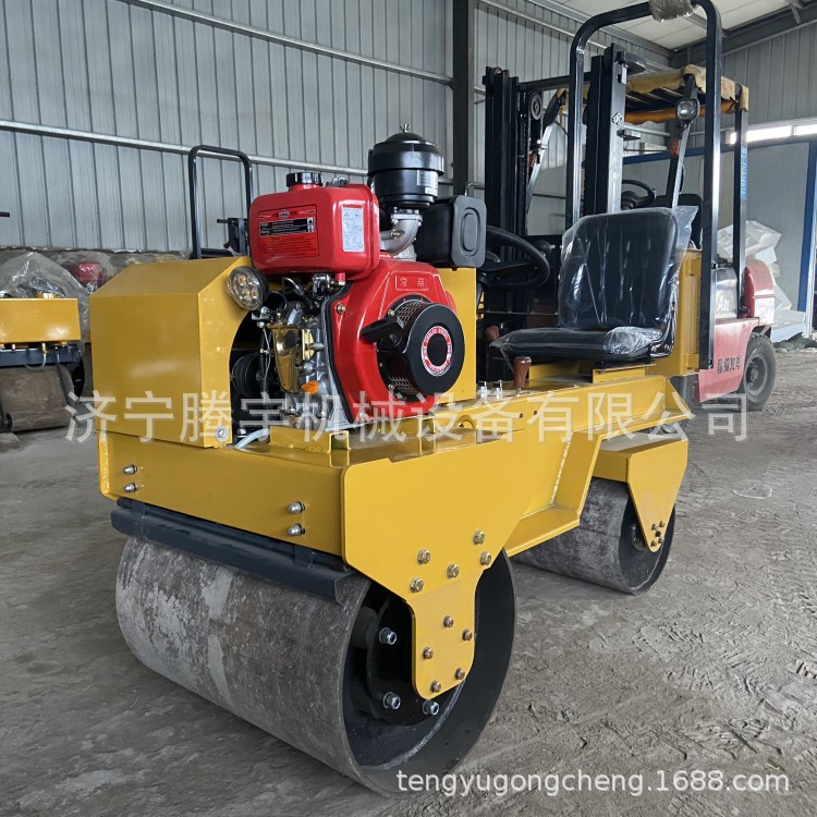 厂家热销小型坐驾式振动压路机 小型坐驾驶压道机厂家
