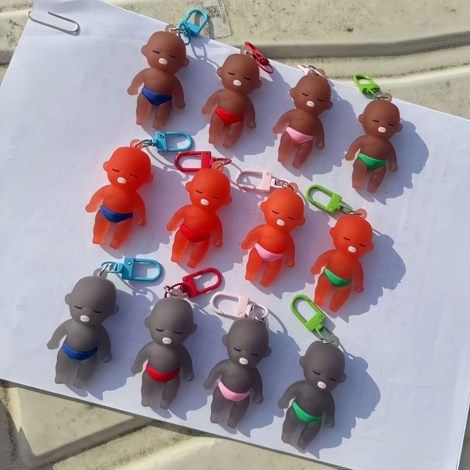 Explosiones transfronterizas decoloridas llaveras de PVC muñecas de goma suave con colgantes creativos de automóviles decolorados por UV