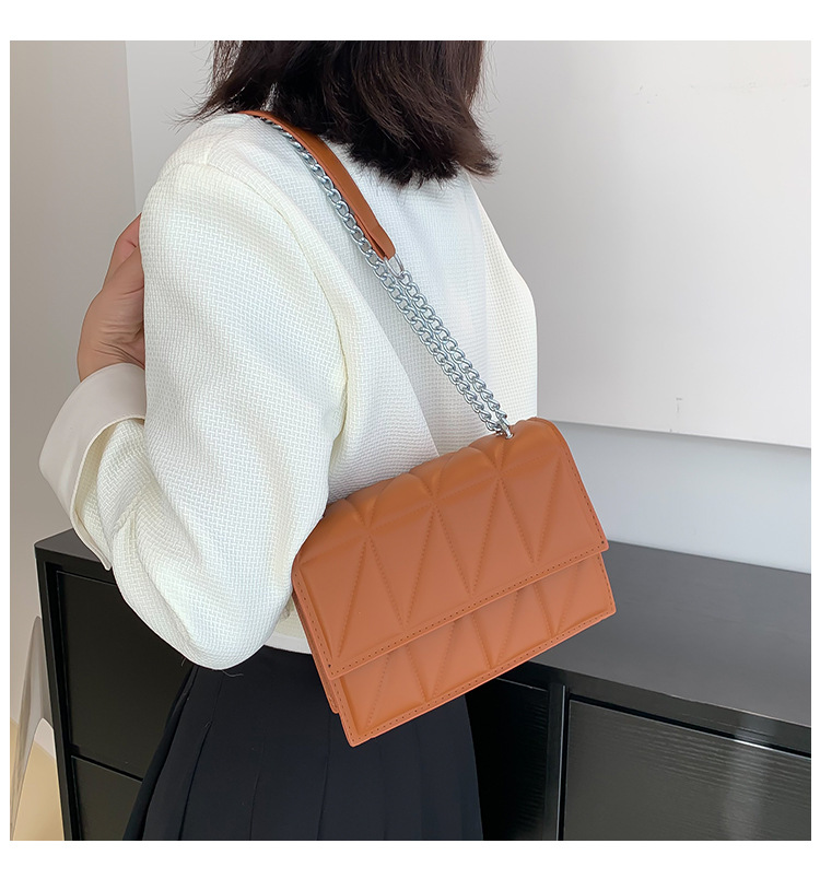 Women's Medium Pu Leather Solid Color Lingge Vintage Style Classic Style Lock Clasp Crossbody Bag Square Bag display picture 2