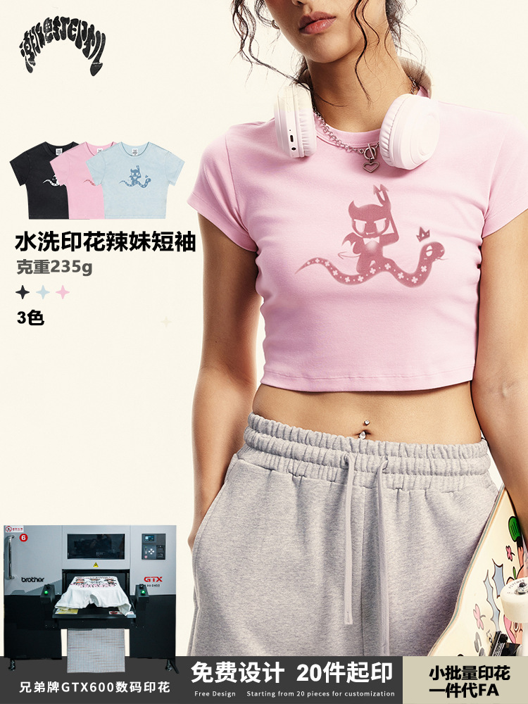 2025 verano marcas de moda europeas y estadounidenses año de la serpiente impresión de tinta blanca cuello redondo delgado camiseta de manga corta de moda chica caliente chaqueta corta