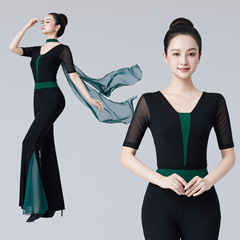 墨の緑の深いvは色の糸の袖の形の服をつづり合わせます。