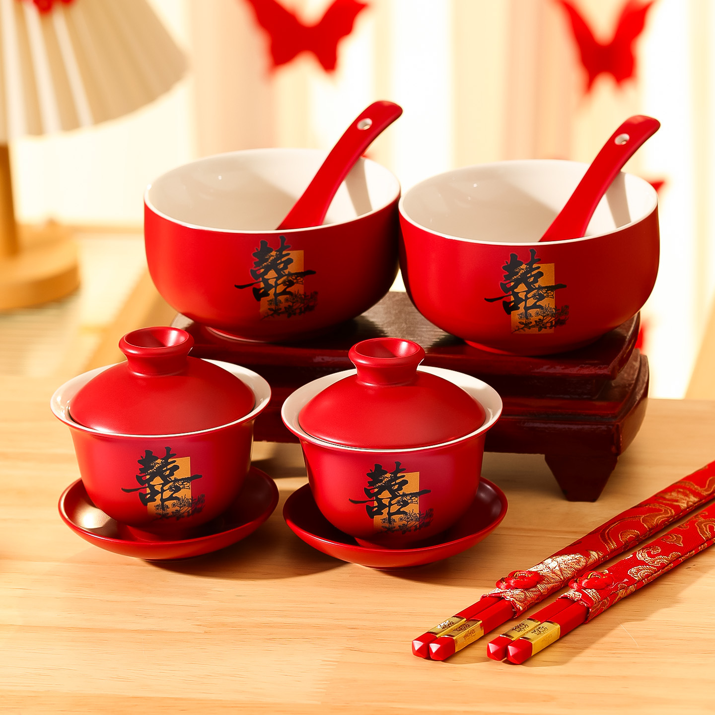 Matrimonio con un juego de tazas de té, un par de cubiertas de tazón rojo, artículos de té, artículos de boda, artículos de boda.