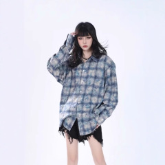 怠惰な雰囲気がレトロなシャツを染めています。