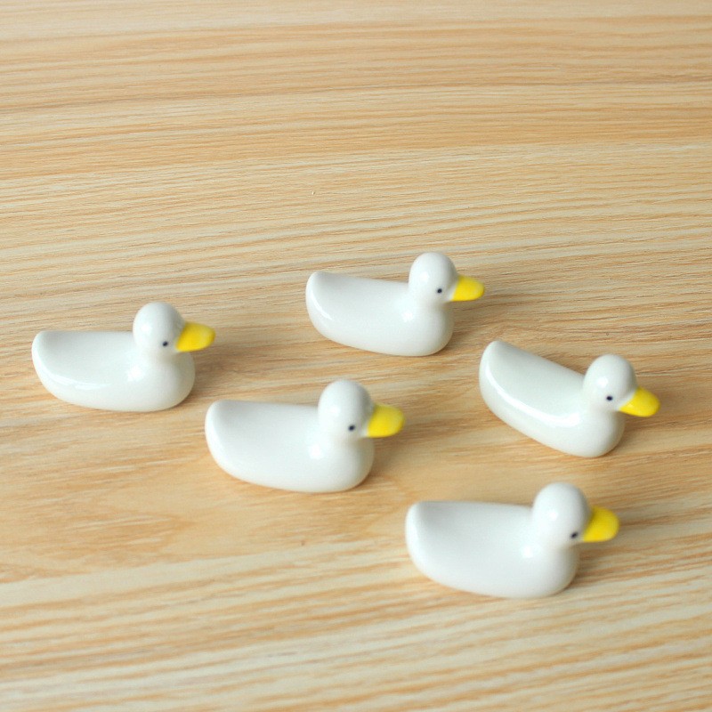 卸売のかわいい陶器製アヒル箸置き、文房四宝学生用毛筆立て、小動物ペン立て 7856