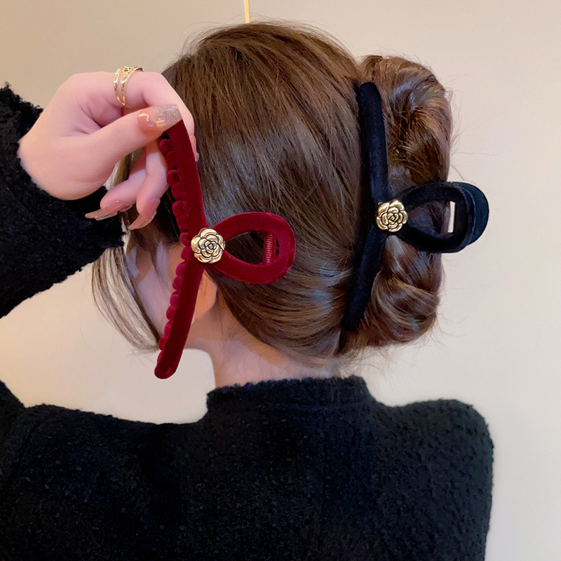 黒い大きいサイズのベルベットはツバキの花を挟んで高級感があります。