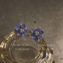S925银针淡紫色花瓣耳环2023年新款潮时尚耳钉女高级感珍珠耳饰品