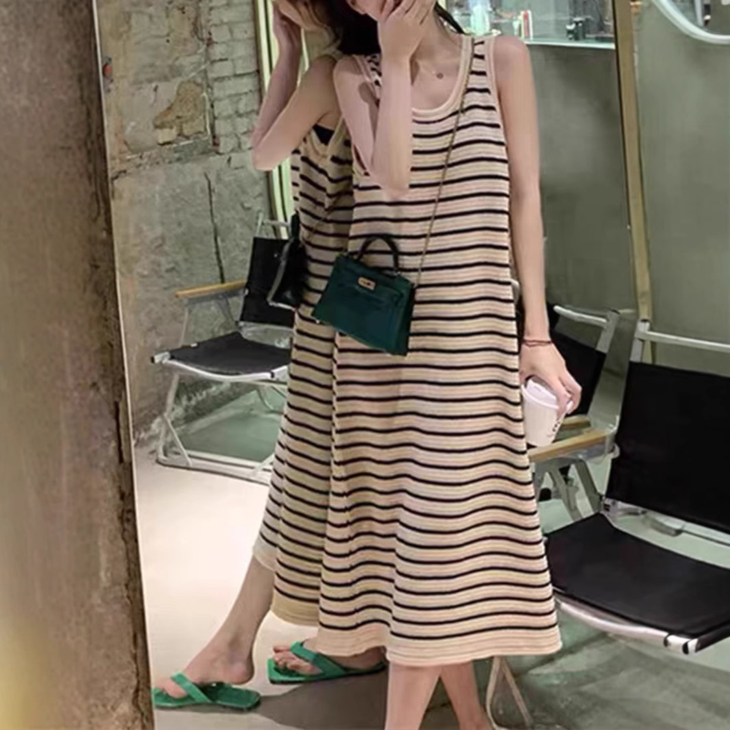 Vestido de punto a rayas de color contrastante verano 2025 nuevo delgado sin mangas suelto glutinoso delgado falda media larga de moda
