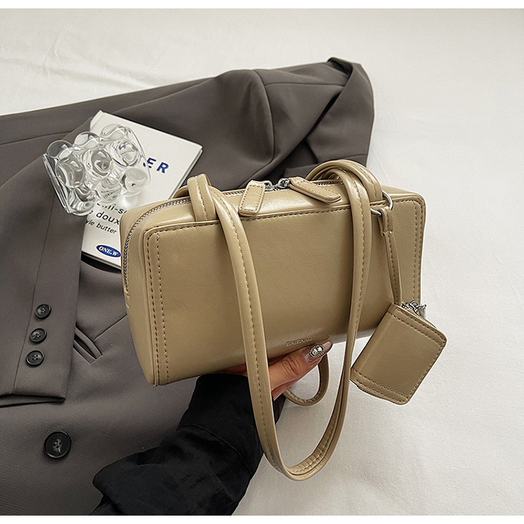 The 2024 new women's single-shoulder underarm bag is a simple and elegant commuting bag with a Korean-style niche design sense. It's a small square bag undefined