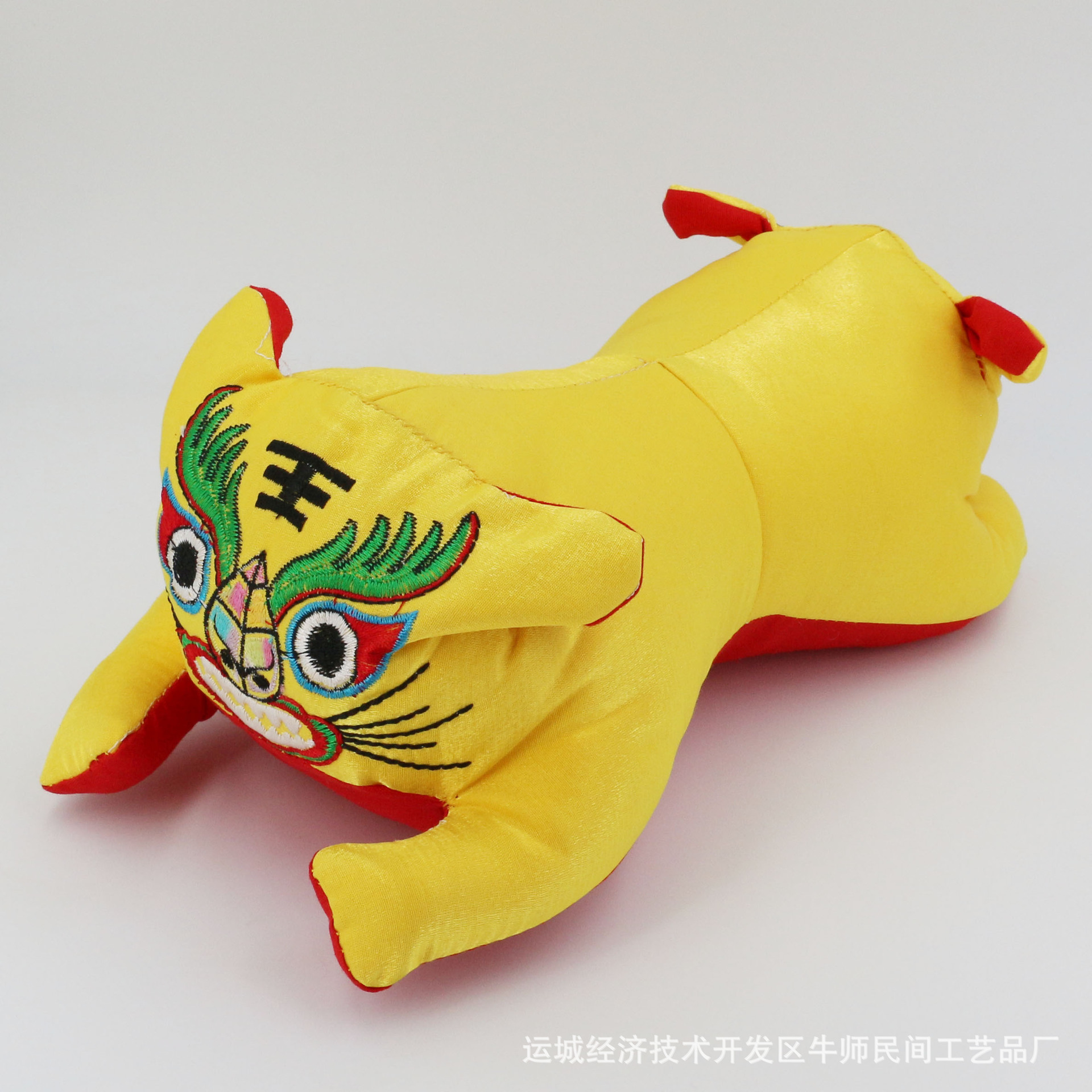 Origen Fabricante Shanxi Bordado Tela de dos cabezas Tigre Juguete Muñeca Jacquard Satin Almohada Accesorios para fotos para bebés