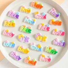 明るいアルファベットの字の樹脂の小さい部品の手作りのdiyのコップの冷蔵庫は穴の靴を貼ってアクセサリーの部品を掛けます。