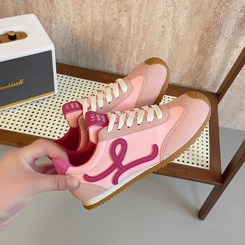 Wang Yibo es el mismo estilo de primavera de 2025 super explosión asimetría gran correa de cabeza de moda casual Agan De zapatos de entrenamiento para mujeres