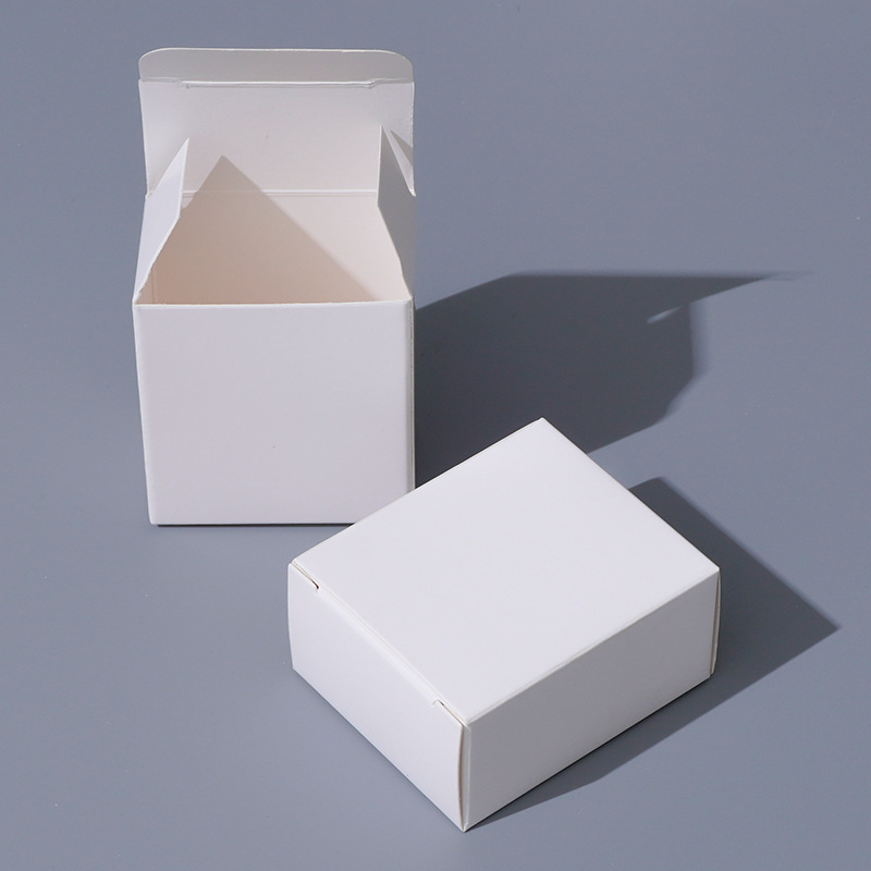 En stock pequeña caja blanca caja de enchufe rectangular caja de embalaje neutral 300g cartón blanco caja pequeña caja de cartón blanco al por mayor