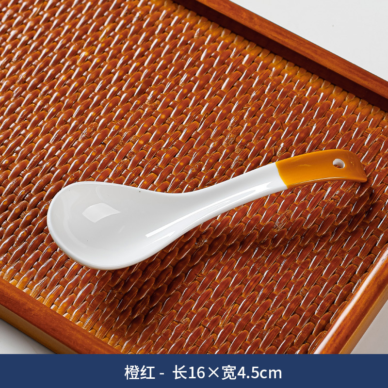 Cuchara de sopa pequeña de estilo japonés cuchara de cerámica azul y blanca creativa hogar engrosada mango curvo anti-escaldado comiendo cuchara de sopa al por mayor