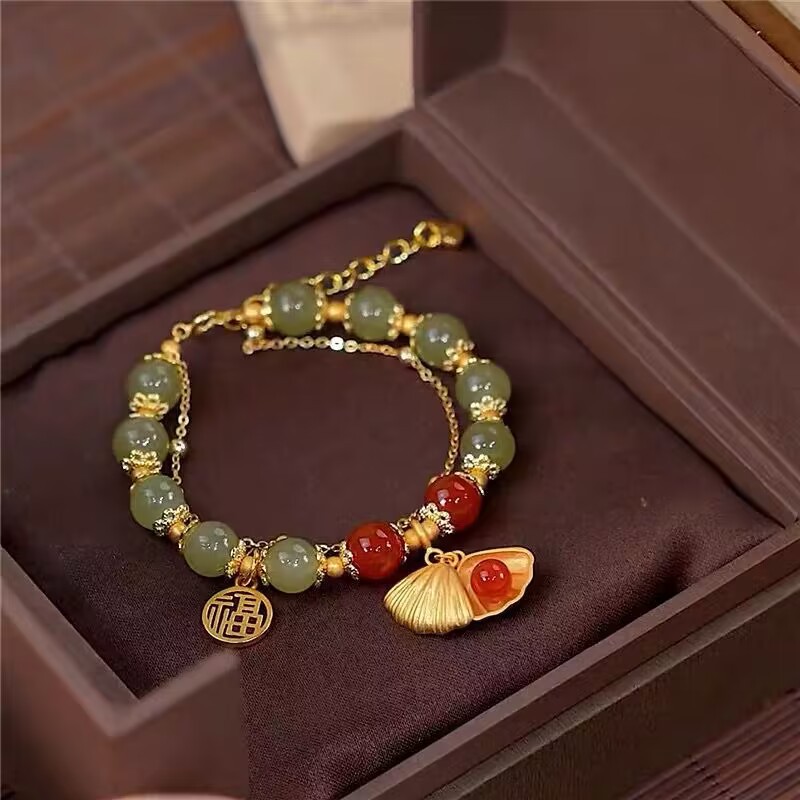 Imitation Hetian Jade Bracelet Gift with a Vintage Design Featuring a Fortune Amulet for the 2024 Zodiac Year, Manufacturer's Jade Jewelry with a Red String and the Character "Fu" (Fortune)
