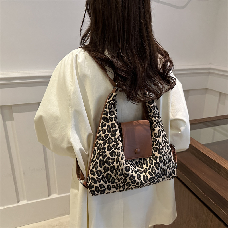 Mochila roja francesa retro para mujeres 2024 nueva moda extranjera bolsa de tres usos de gran capacidad mochila de cuero suave