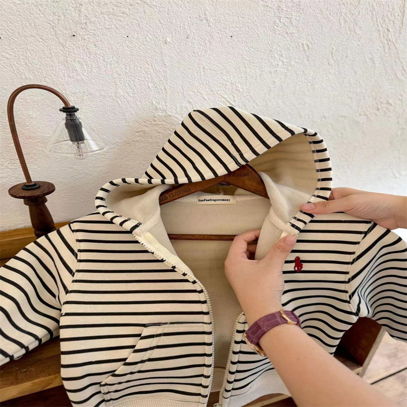 Qian Qi niños otoño y invierno sudadera coreana encapuchada bebé invierno cardigan de color sólido y abrigo de aire extranjero para niños