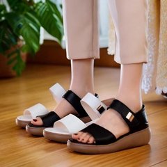 サンダルの女性の平底2025年の新型の夏の柔らかい底のカジュアルな軽い大きいサイズの女性のカバンとローマの女性の靴