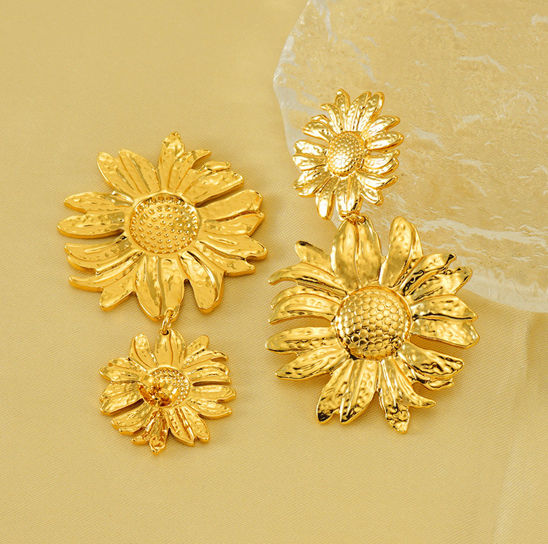 26g Weight 0.03µm-0.05µm Gold Plating Thickness PVD Coated Gold Plating Process 1 Pair Simple Style Flower Stainless Steel 18K Gold Plated Drop Earrings