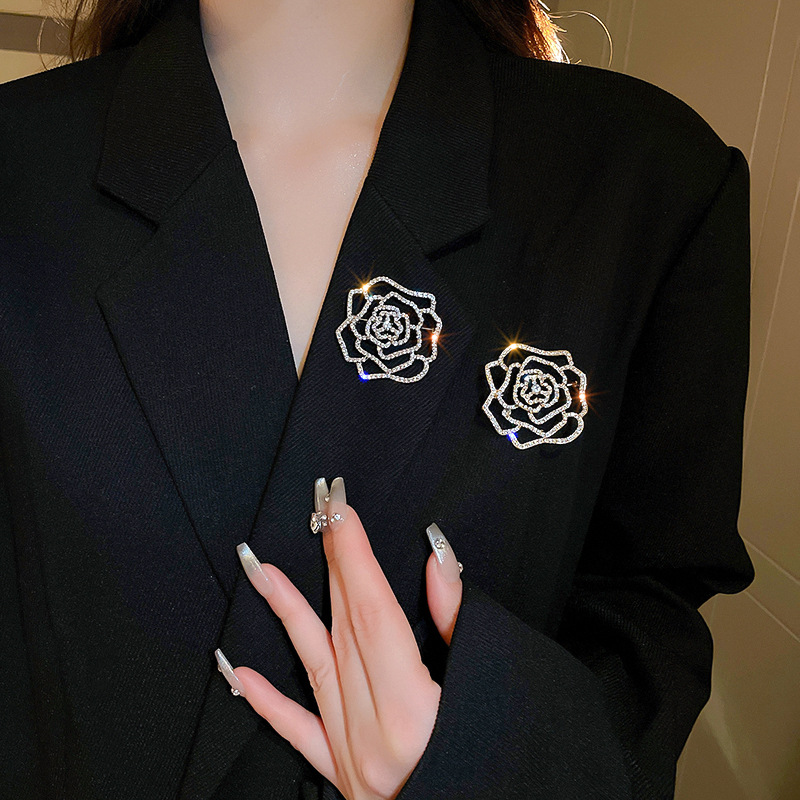 Dulce luz estilo de lujo diamante incrustado hueco flor broche nicho francés de alto grado temperamento suéter pin ramillete para las mujeres