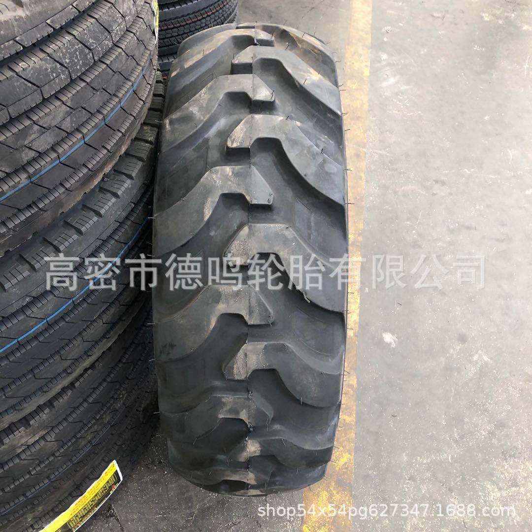 Los fabricantes suministran neumáticos agrícolas 10,5/80-12 neumáticos para cortacésped