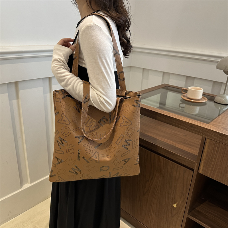 Otoño y invierno retro gran capacidad 2024 nuevo bolso de mujer bolso de hombro universal bolso de viaje de alta calidad bolso especial