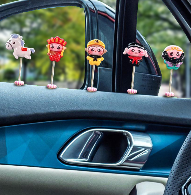 Automóvil balancador de cabeza accesorios interiores de automóviles edición Q Viaje al oeste 2024 nuevo vehículo creativo decoración de consola central descompresión