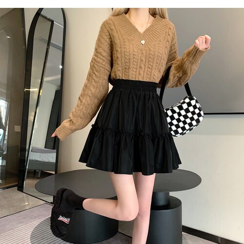Sweet and cool pleated short skirt for women in spring, small, high-waist a-line cake skirt in winter, with sweater umbrella skirt 2025