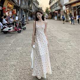 法式白色碎花吊带连衣裙女夏日绝美小裙子收腰显瘦海边度假长裙子