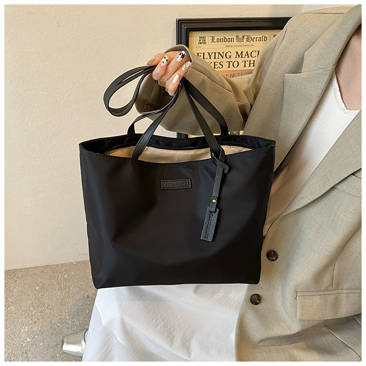 The new Korean-style trendy casual tote bag for women, Oxford fabric large-capacity single-shoulder bag 2025, exudes a sense of luxury undefined