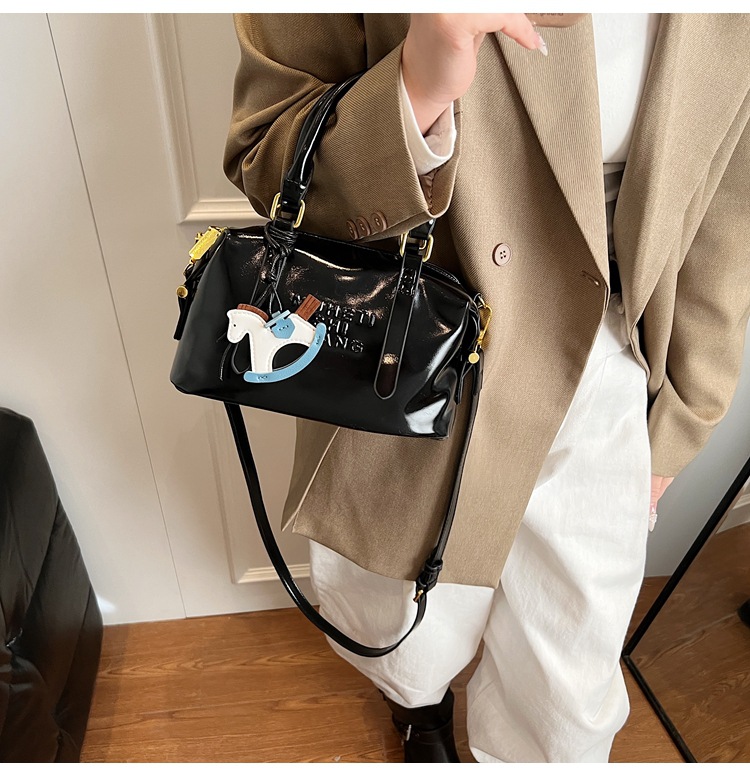 Casual and simple hand-held pillow bag for women, 2025 new style, fashionable and trendy, niche single-shoulder crossbody bag for work and commuting undefined