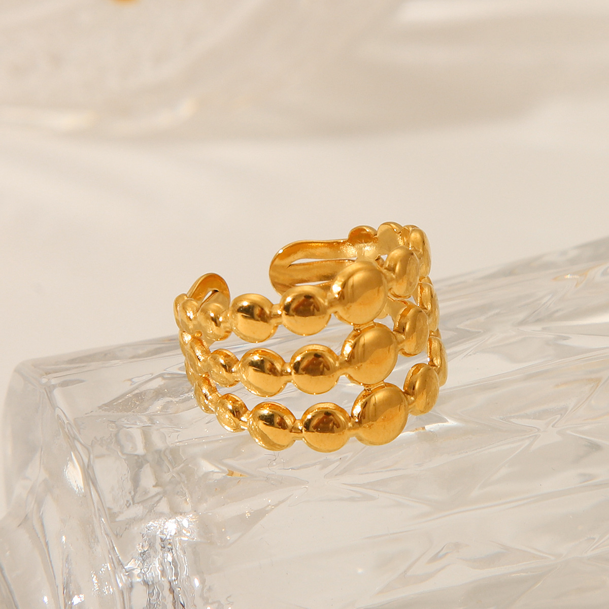 Anillo de oro de 18 quilates de oro de tres capas de acero inoxidable de estilo femenino anillo de acero de titanio no se desvanece