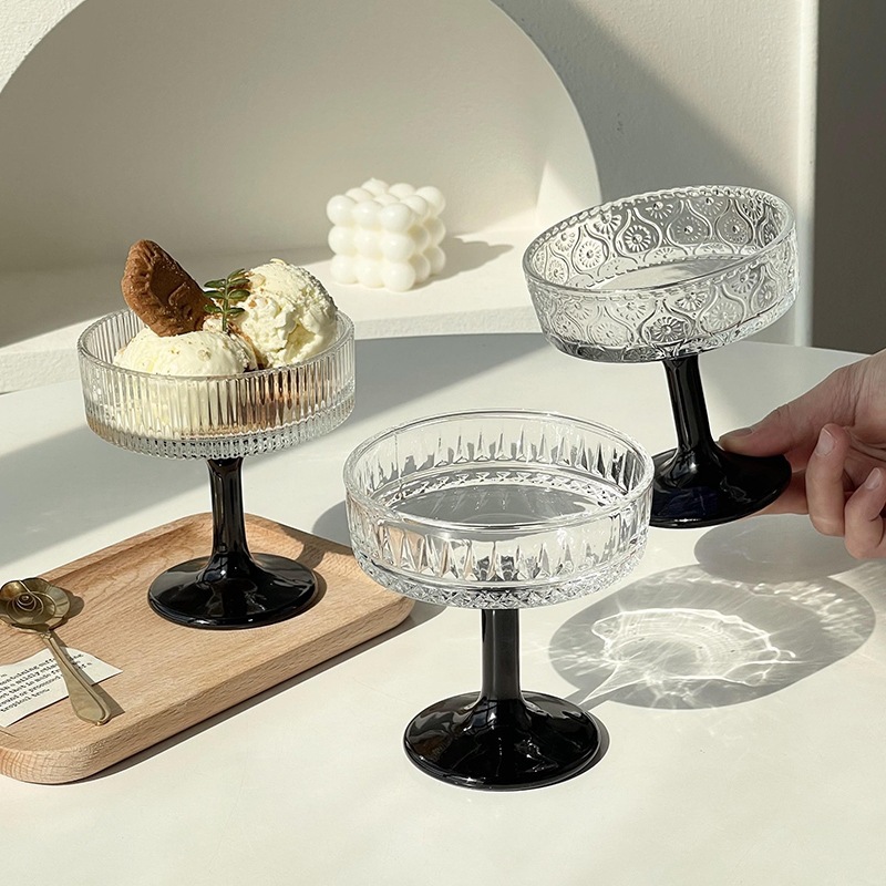 Taza de helado de alto pie tallado de flores casera de verano bebida fría taza de yogur pudín afgaido taza de helado de postre