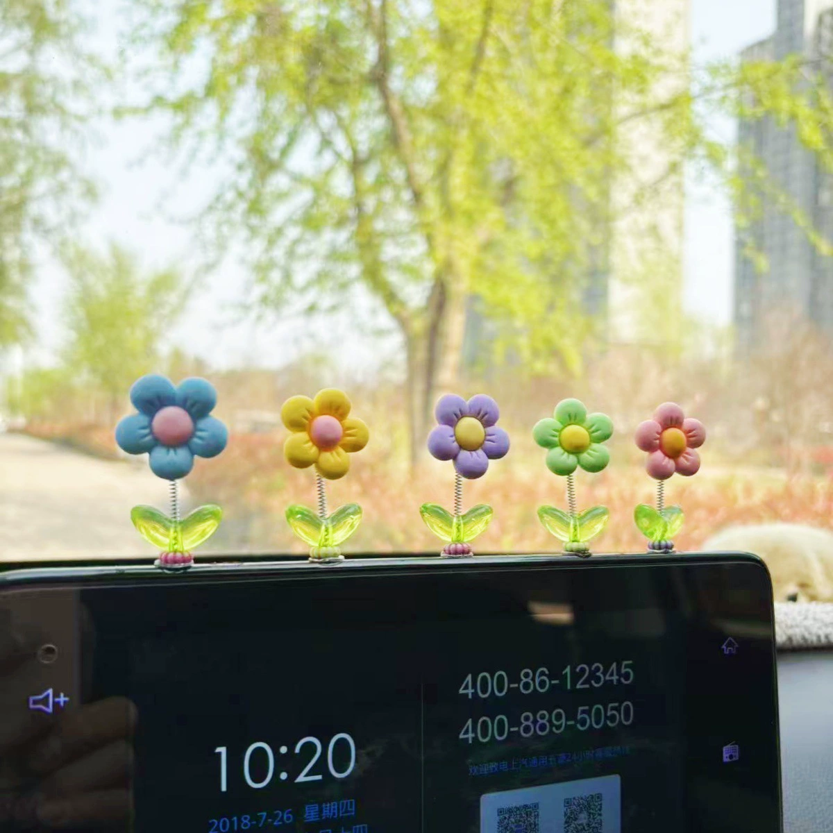 Автомобильные украшения качают головами у окна автомобиля