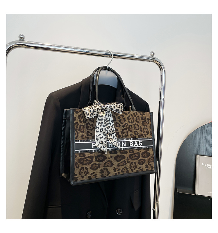thumbnail image 1 of Bolso de moda para mujer 2025, nuevo diseño, bolso tote de mano de gran capacidad, bolsa de compras elegante y moderna., 1 of 10