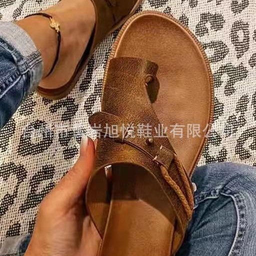 Fashionable lightweight slippers
