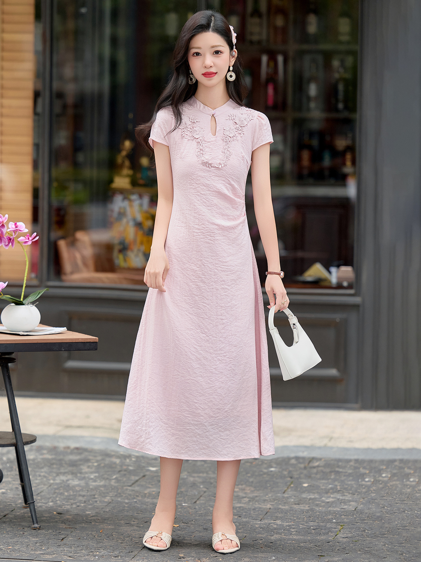 Đầm maxi nữ thắt eo phong cách tân cổ điển họa tiết quốc phong — Màu hồng, màu trắng ngà