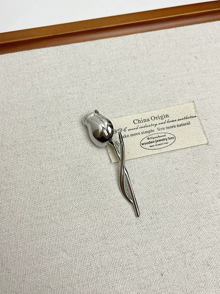 Silver tulip brooch XZ0032