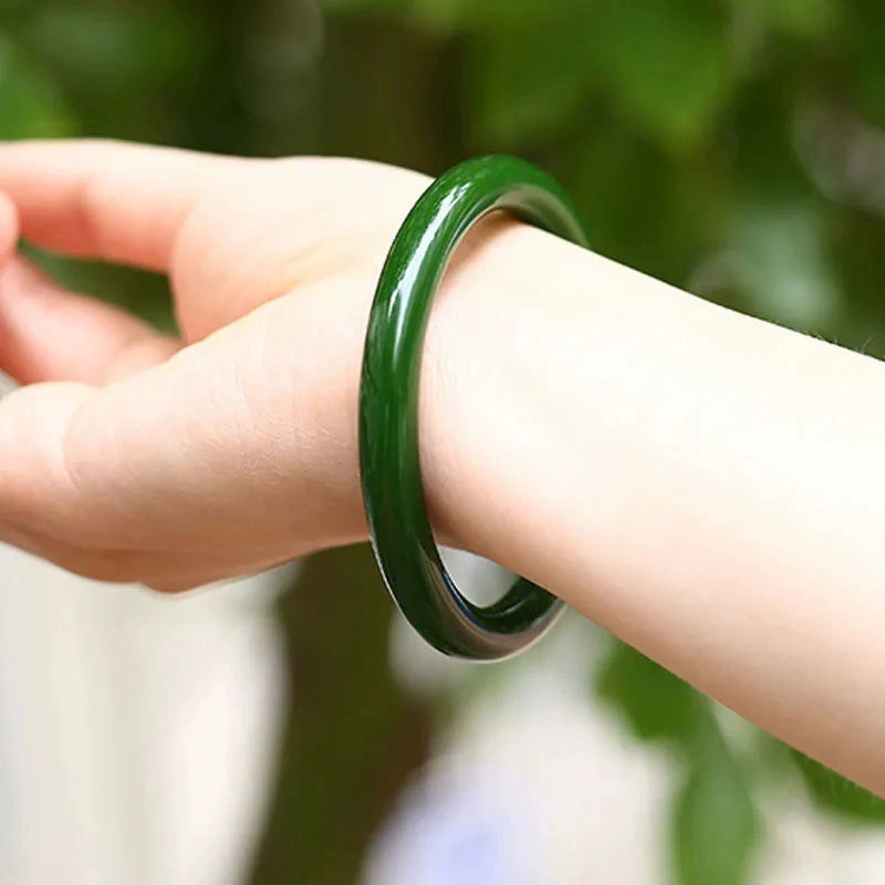 Браслет-обруч imitation jade, округлый полированный стиль грубый, 58/62 мм, мультитональный Таро и Клен