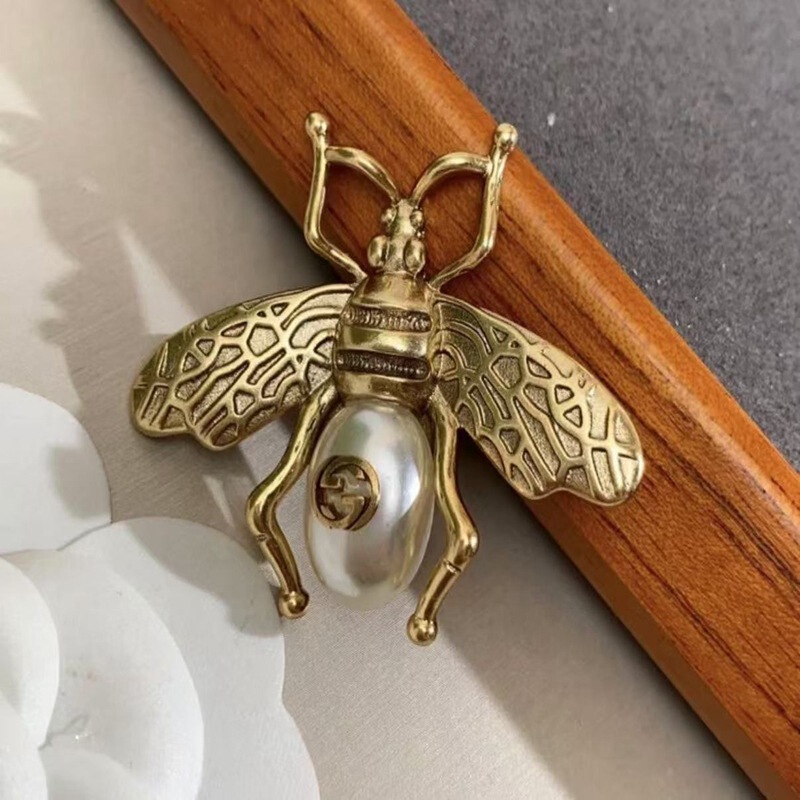 2022 New g Family Gujia Retro Pearl Letters Bee Brooch Suit Jacket Clothing Accessories Pin