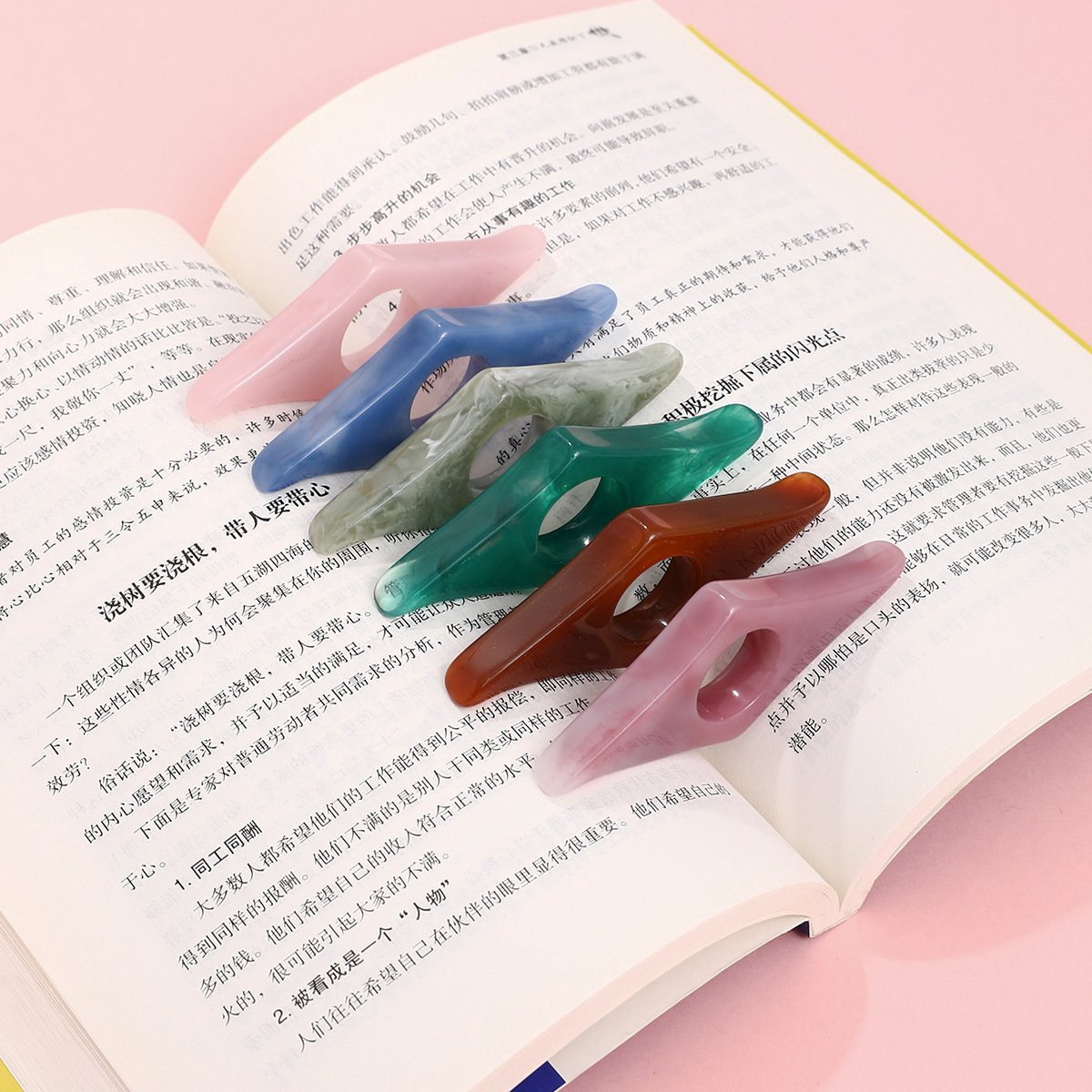 New Portable Creative Resin Reading Aid Book Extender display picture 1