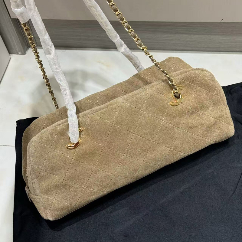 Xiangxiang's new suede chain bag features a classic diamond pattern and double CC logo, making it a fashionable and versatile shoulder and crossbody bag for daily commuting Xiangxiang's new suede chain bag features a classic diamond pattern and double CC logo, making it a fashionable and versatile shoulder and crossbody bag for daily commuting