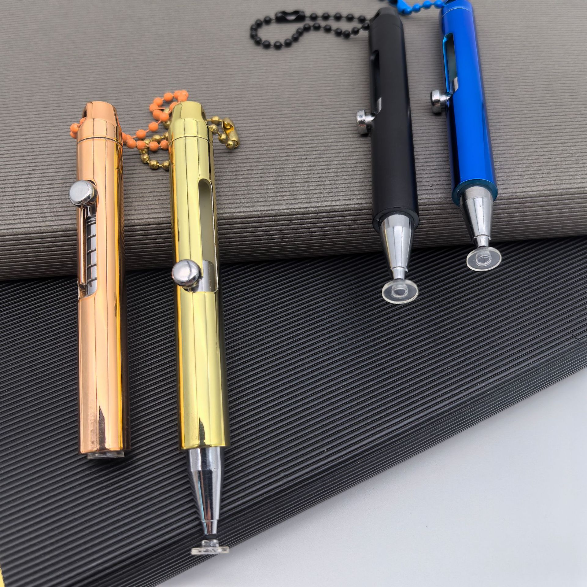 Nuevo lápiz táctil pulsador transfronterizo con electrónica colgante tipo pequeño lápiz de disco recubierto UV hermoso lápiz de mano