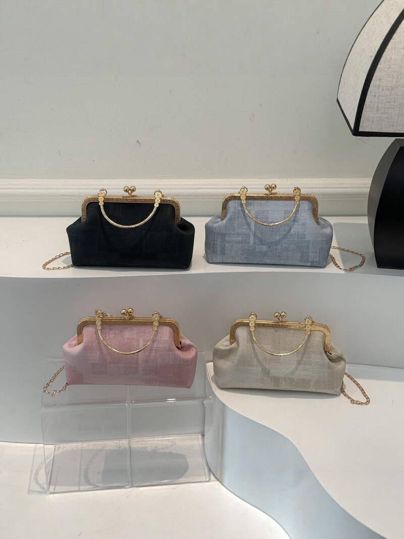 2026 nuevo pequeño viento de cadena bolsa de cena de mujeres de alto nivel sensación abrazadera bolso de mano mochila de estilo de moda bolsa de conchas