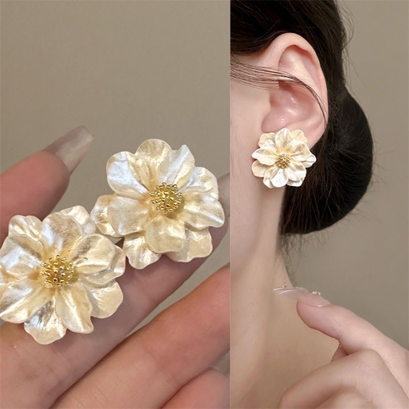 Pendientes de camelia de simulación de aguja de plata Pendientes elegantes retro francés Pendientes de todo fósforo de moda personalizada